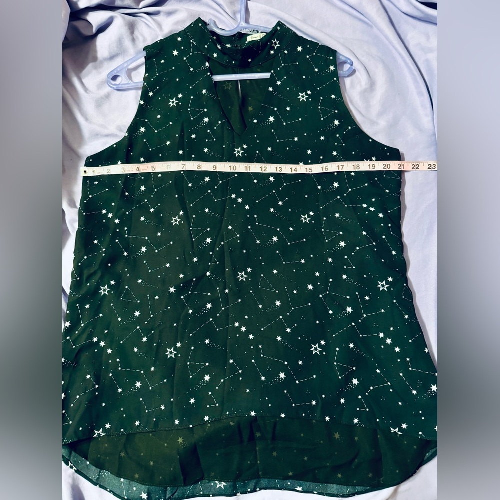 LAST CHANCE- Star blouse with triangle cutout over throat area. - Picture 4 of 6
